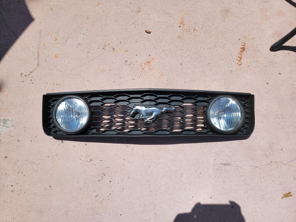 05-09 Ford Mustang GT Grille W/ Fog Lights OEM 6r33 8200 BAW