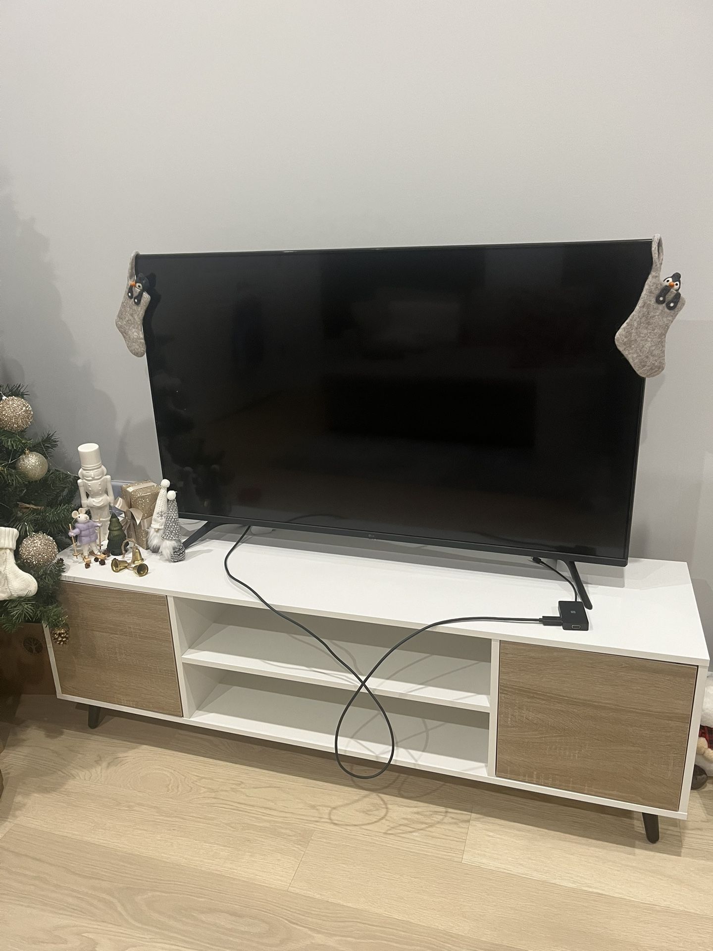 TV Stand — Excellent Condition