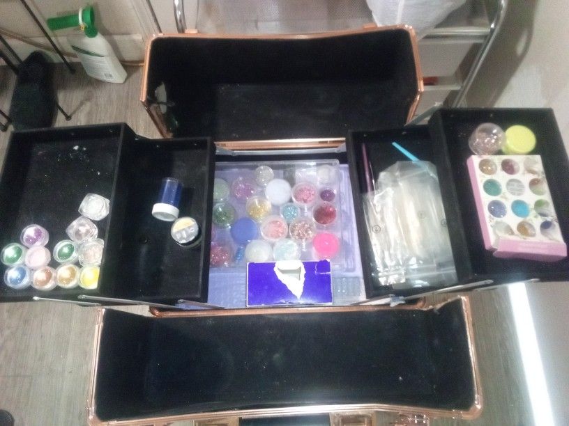All Kinds Of nail Stuff In This Rolling Cosmetics Case
