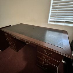 Beautiful Office Desk With Storage 