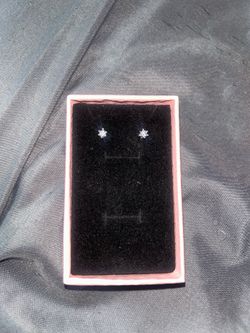 (BEST OFFER) 100% moissanite stud earrings