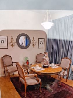 42" Round pedestal table