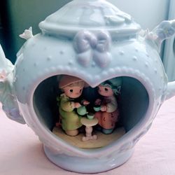 VINTAGE 1992 PRECIOUS MOMENTS "Our Friendship Hits the Spot" Teapot Light