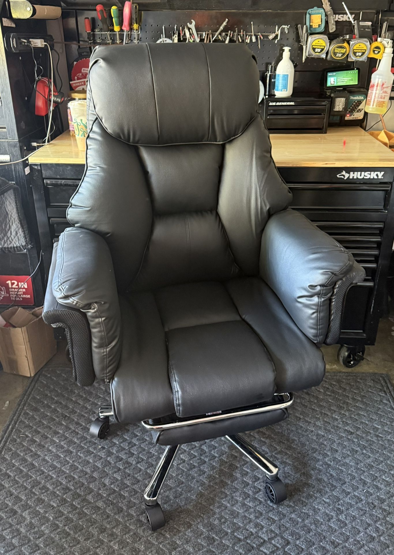 Executive Chair with Retractable Footrest