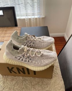 YEEZYS 350V2 CMPCT (NEW)
