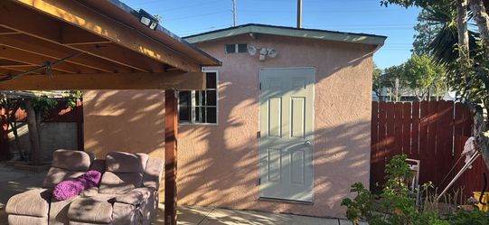 Rento un cuarto con baño chawer entrada fuera de la casa viles incluidos  y internet área tranquila 850 por mes  mandé mensaje