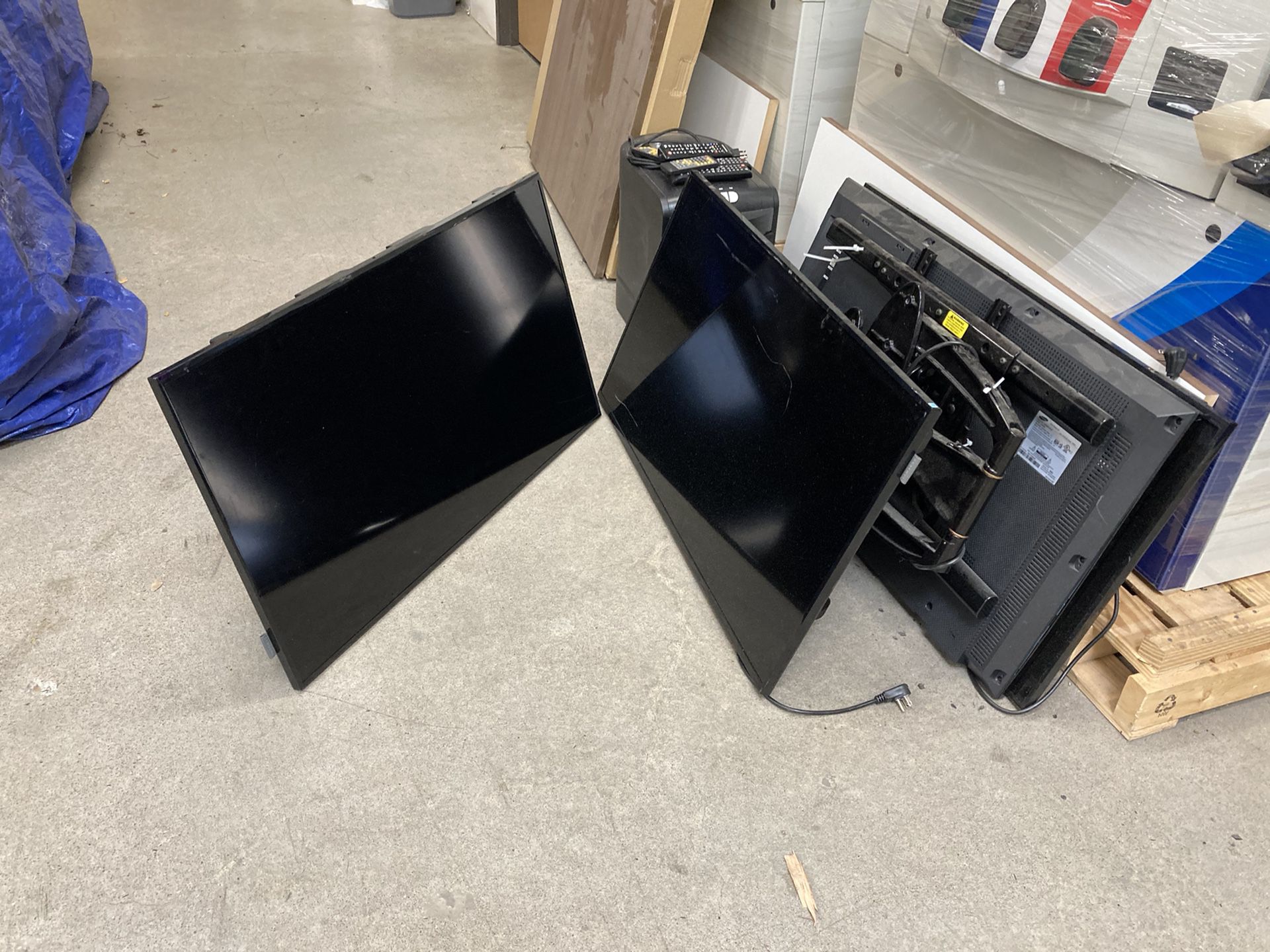 40 inch Samsung TVs with mounting brackets
