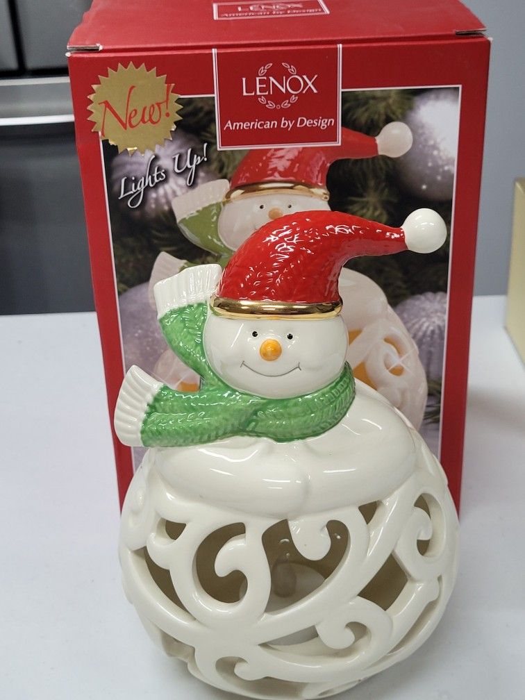 LĚNOX"
DoCe
American by Design"
MERRY AND BRIGHT"
SNOWMAN LIT FIGURINE