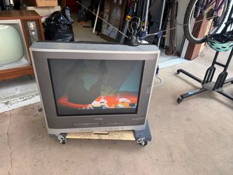 Vintage tv with dvd and vcr NO REMOTE
