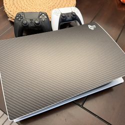 ***PS5 With Additional 2TB SSD And Two Controllers***