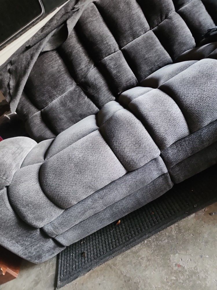 Dual Reclining Couch , Like New Comfy Cozy Sip Your Coffee Or Tea