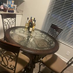 Table/chairs