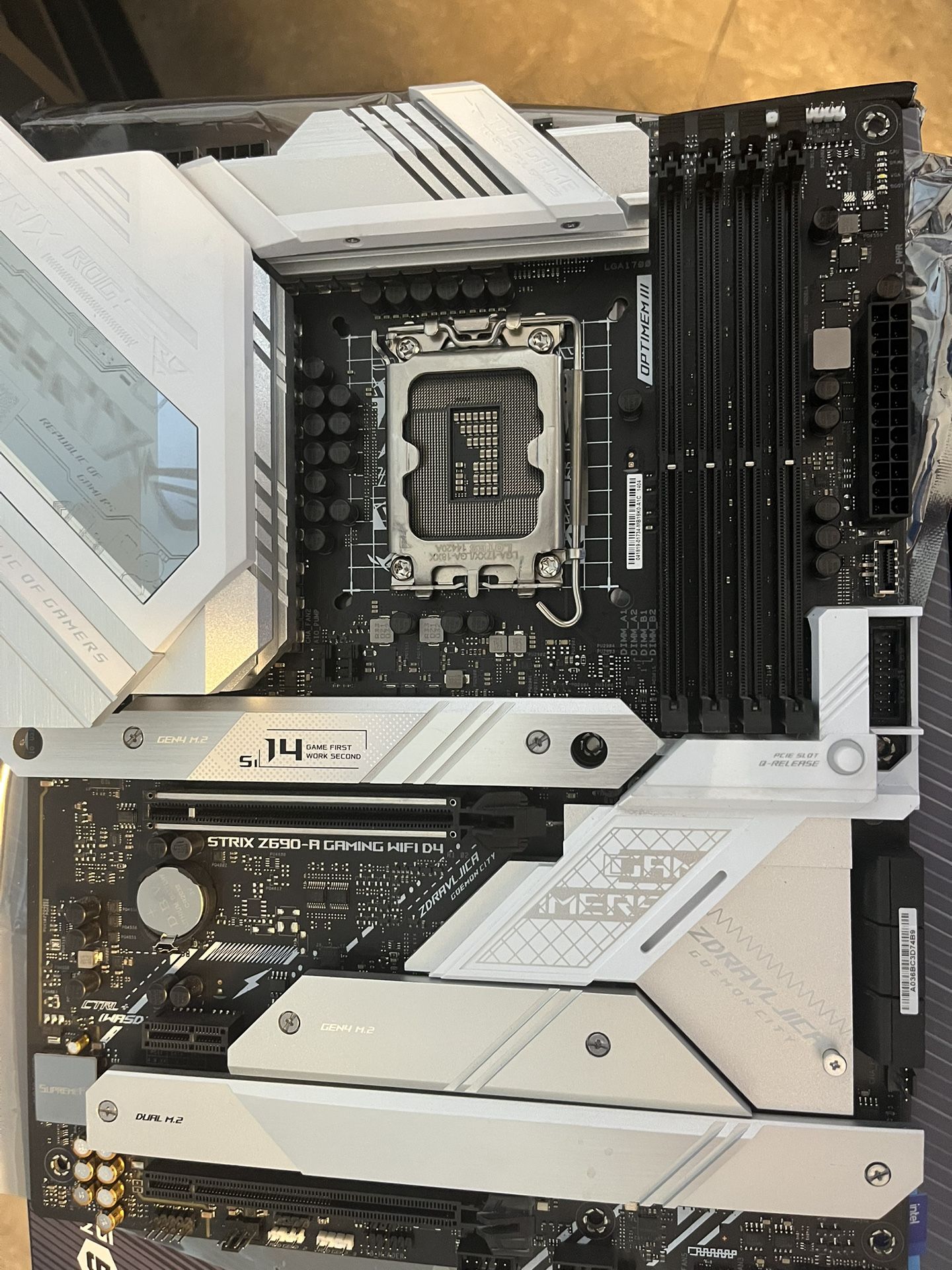 ASUS ROG Strix Z690-A Gaming WiFi D4 – LGA 1700 – For Parts