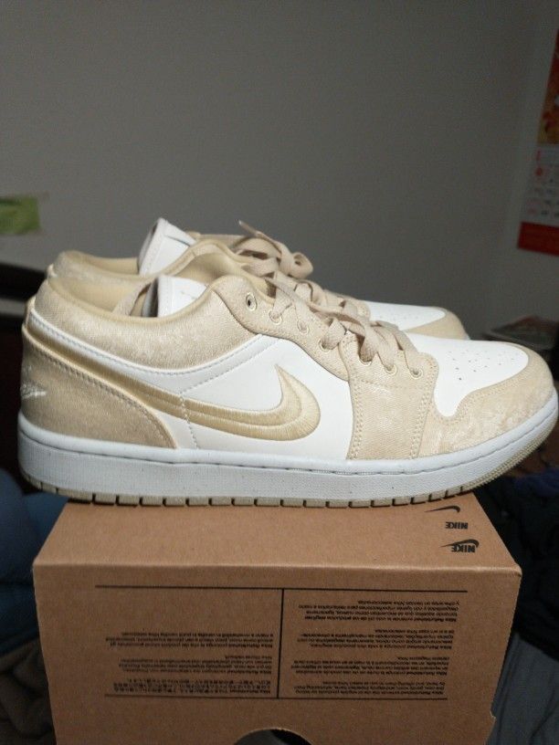 Women's Air Jordan Low SE Wmn Size 12 Men Size