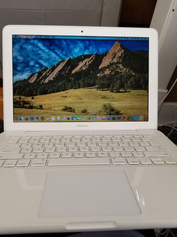 MACBOOK glossy unibody Apple Laptop 4GB Microsoft Office & iwork software Facetime 250GB 2.26GHZ intel P7550 Siri Facetime iTunes ibook isight webcam