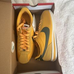 Nike Cortez - Size: Women-10 , Men -8.5