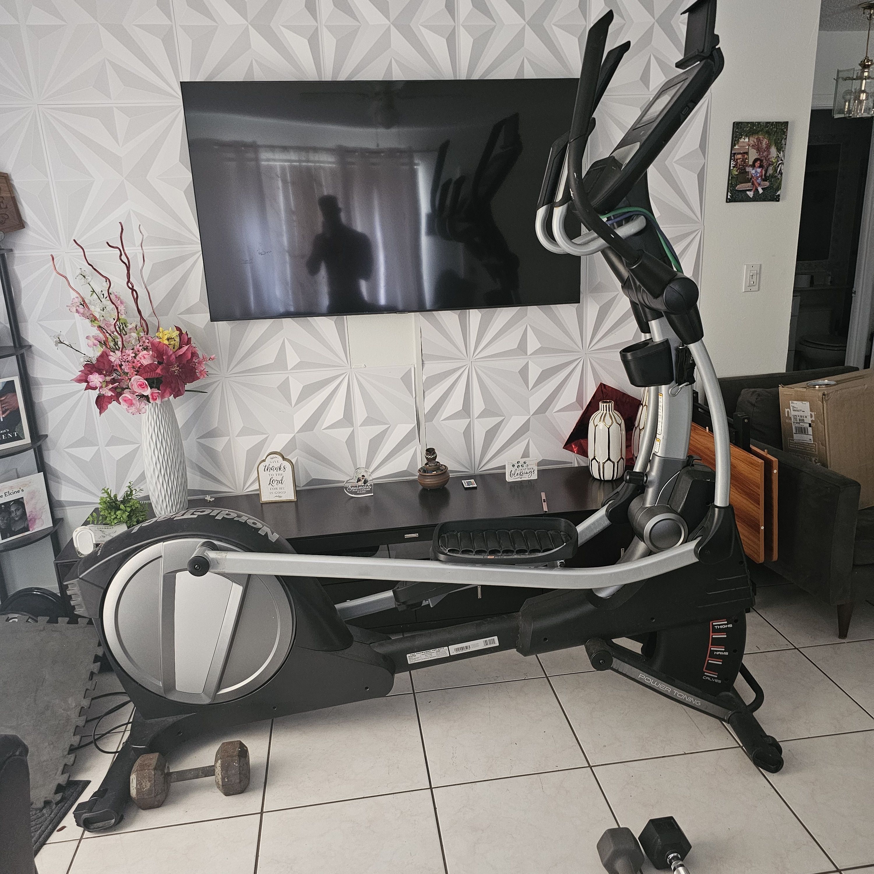 Nordictrack Elliptical Spacesaver SE9i Black and Grey