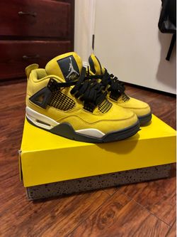 Jordan 4 yellow lightning SIZE 7.5