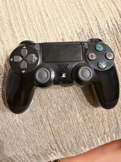 2 play station 4 controllers