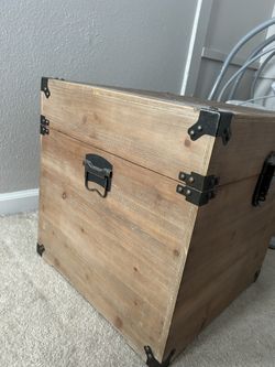 end Table/Storage/Toy Box, Solid Wood, Excellent Condition, Unique, Priced To Sell