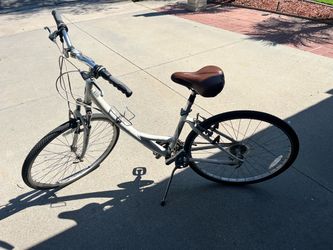 Northrock White hybrid bike