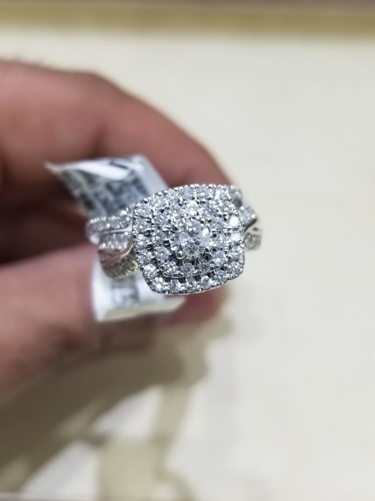 White gold 1 carat