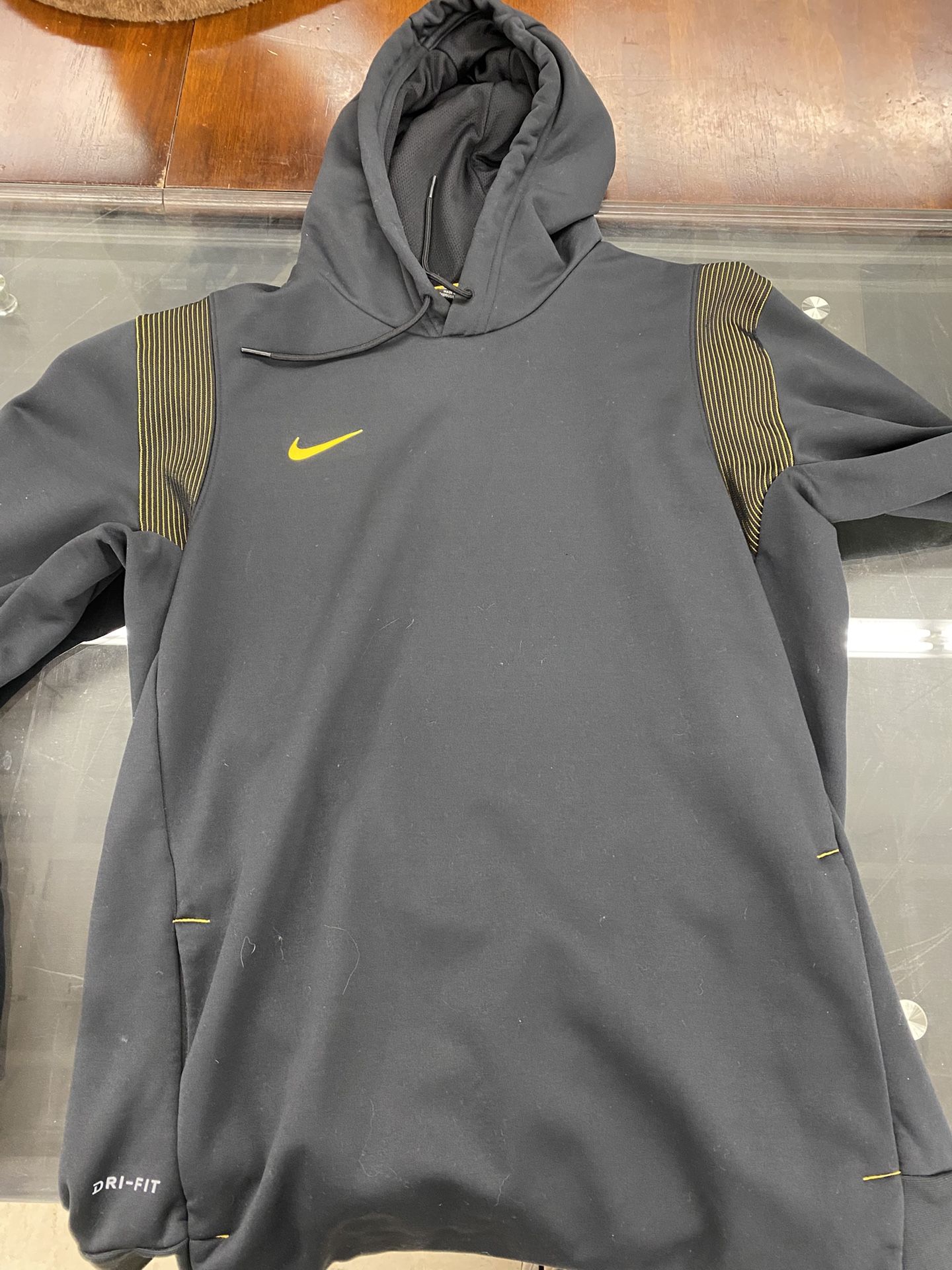 L Nike sweatshirt