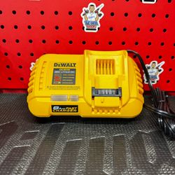DEWALT 20V MAX / 60V MAX FLEXVOLT Lithium-Ion Fan Cooled Fast Battery Charger