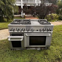 Gas Stove With A Griddle In the Middle 