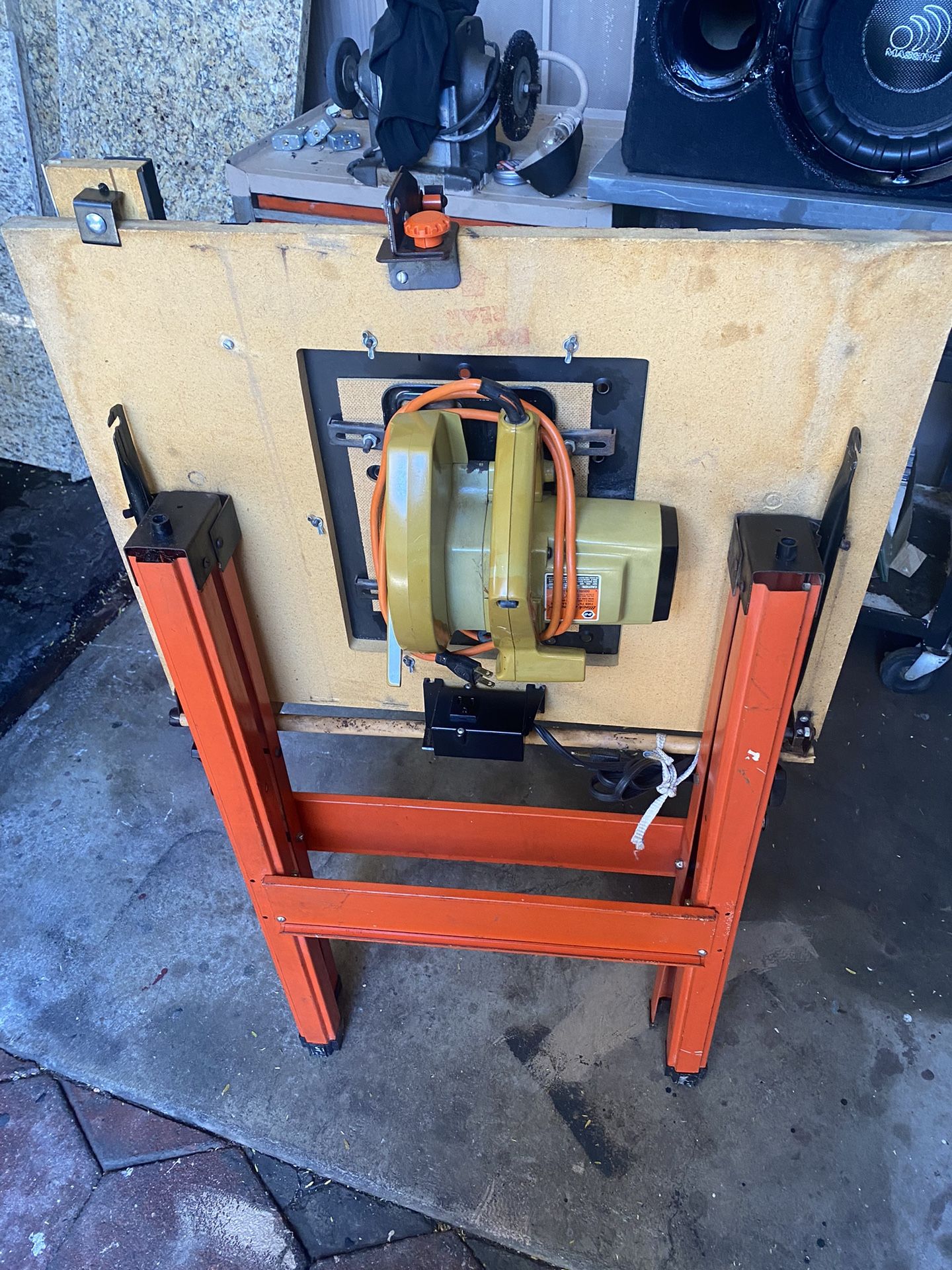 Machine for cutting wood and a small machine for cutting flooring in good condition, they work well. I ask for 60 for both, the price is firm.
