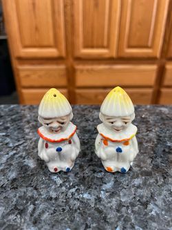 Vintage 1940s Occupied Japan Ceramic Clowns Pair of Salt and Pepper Shakers.  Size approximately 2 1/2 inches tall.  Preowned stoppers have been repla