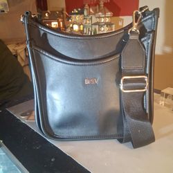 DKNY LEATHER MESSENGER HAND BAG . In  New Condition 