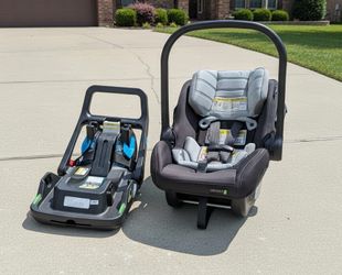 Baby Jogger City GO 2 Infant Car Seat & Base! Great condition! Retails $399.99