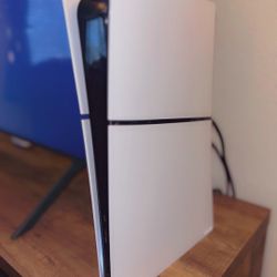 PlayStation 5 Slim 1Tb, 2 Controllers