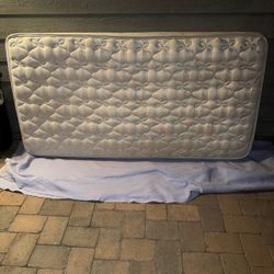 FREE Comfortable twin mattress in good condition. No hold at Dalemead st , Torrance 90505