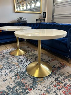 $200 each or make a offer 9 total or buy all 9 for $900 that’s $100 each of you buy all 9 this are heavy duty resturant / lounge tables In great condi