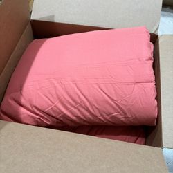 New King size comforter set. includes set of sheets and pair of shams by Bedsure. color is coral 