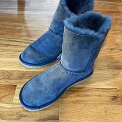 UGG Bailey Button Poppy Blue Size 6