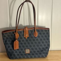 Dooney & Bourke Large Cindy Tote Bag – Blue Monogram Denim Jacquard Canvas vintage Y2K