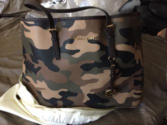 Michael kors camo tote top