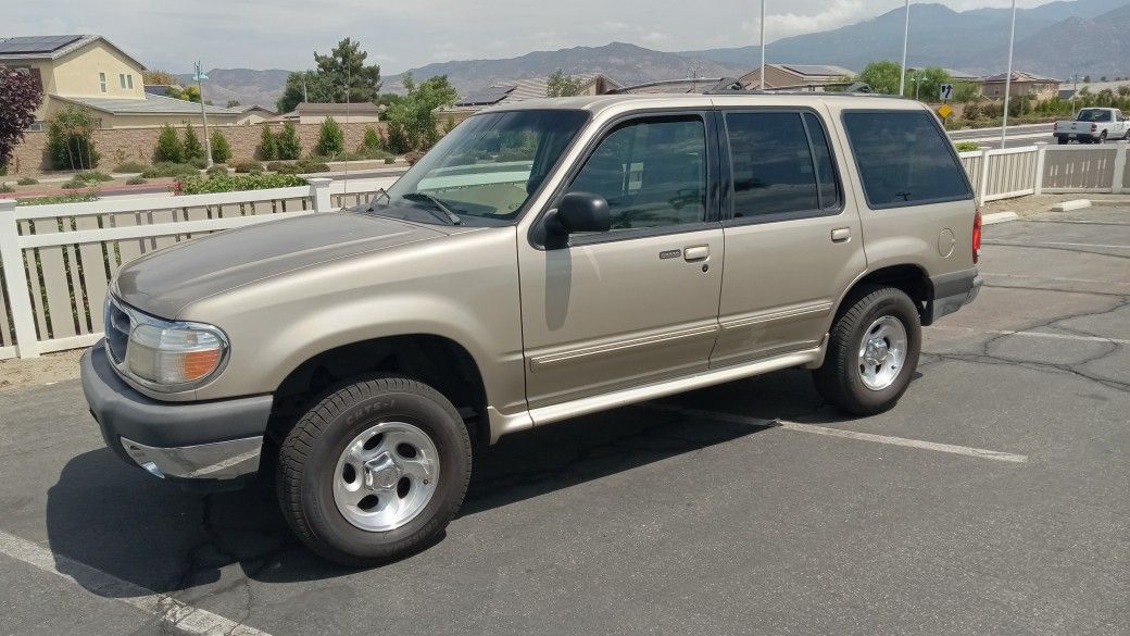 2000 Ford Explorer