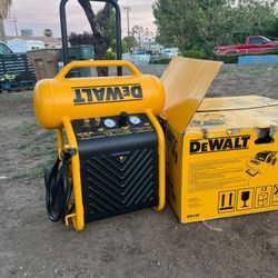 DEWALT
4.5 Gal. Portable Electric Air
Compressor