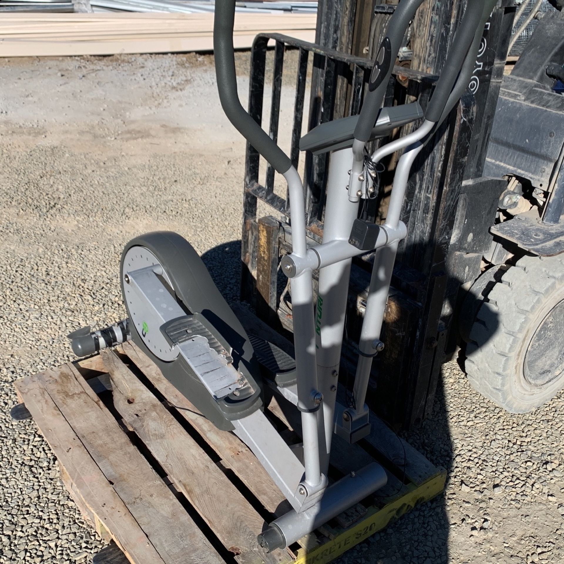 Elliptical Machine (broken Pedal But Works Normal)