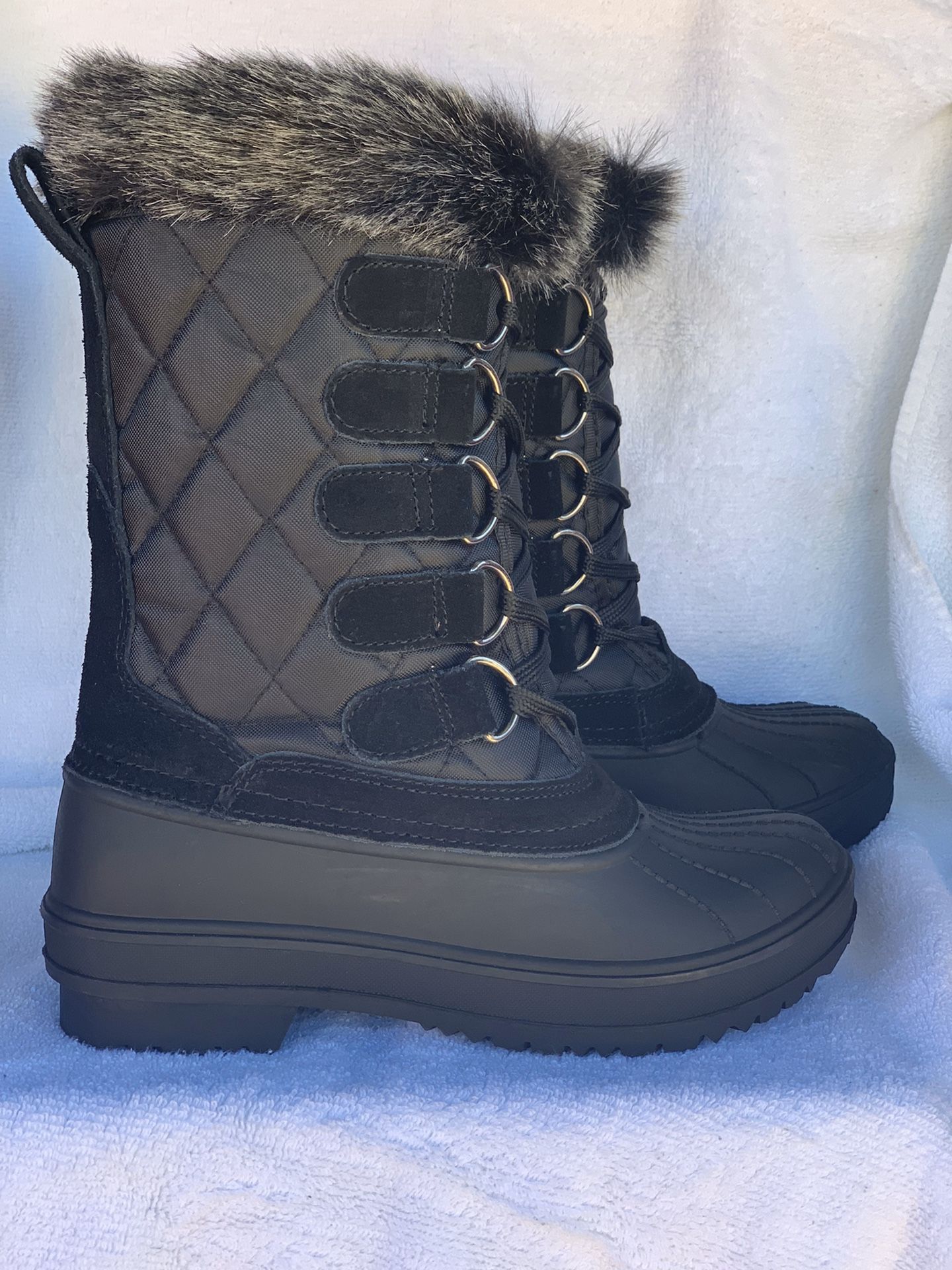 Snow boots for women’s sizes available 7.5 and 8.5