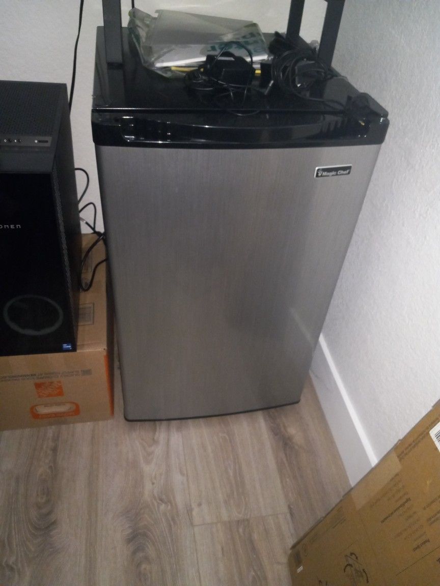 Little Fridge In Execellent Condition 