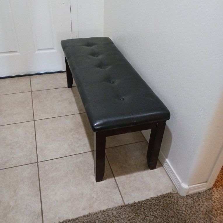 Beautiful clean no rips no tears no stains Dinning bench or room decor asking $80 firm paid $150 on Amazon size is 4ft long 17 1/2in deep and 19in tal