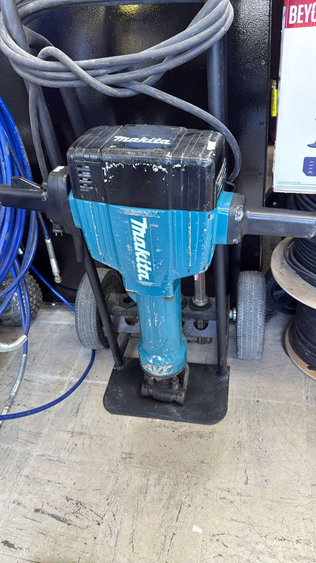 Makita HM1810 70 lb.AVT Breaker Hammer