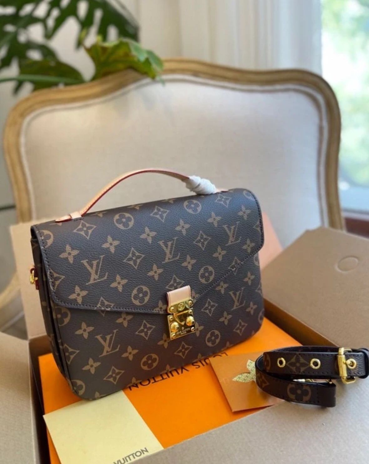 LOUIS VUITTON Pochette Metis