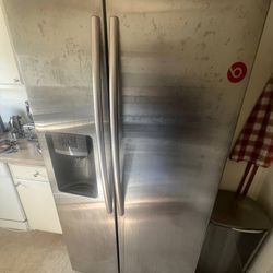 Selling a Samsung stainless steel side-by-side refrigerator in excellent working condition.  ✅ Cools and freezes perfectly ✅ Ice & water dispenser wor