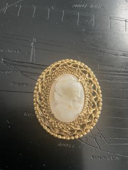 Vintage Signed Florenza Gold Tone Shell Carved Cameo Brooch Pin